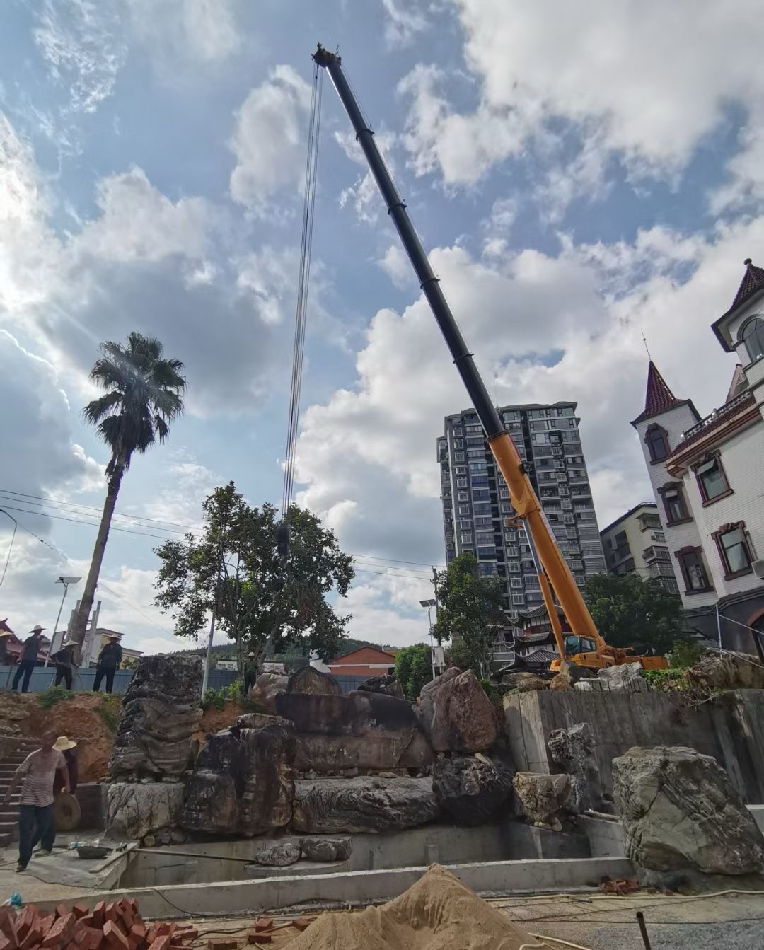 瑞丽市大小汽车吊出租吊装公司