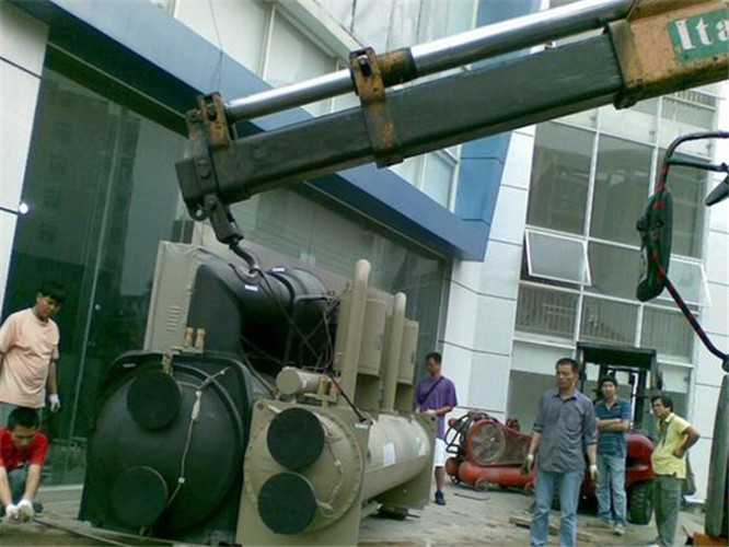 瑞丽市随车吊和汽车吊的核心区别是什么？哪种更省钱？