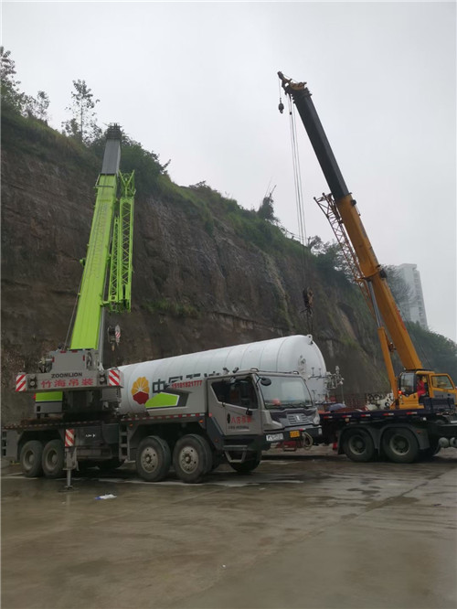 瑞丽市“不怕风雨冻”—— 吊车的 “恶劣环境适应” 技术